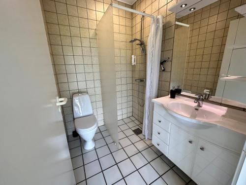 y baño con aseo y lavamanos. en Orø Kro & Hotel, en Orø