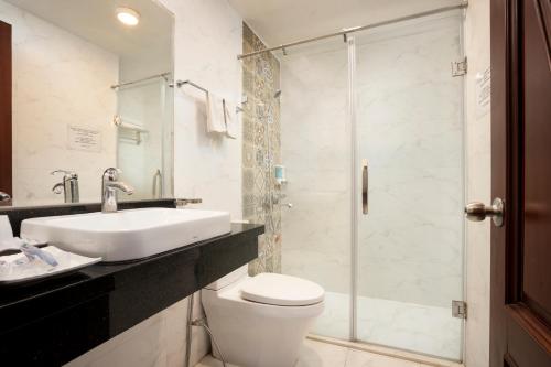 Un baño de Hanoi Morning Hotel