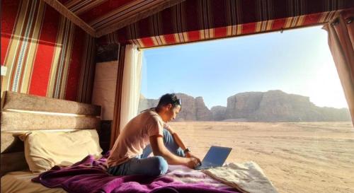 Επισκέπτες που μένουν στο Lukasa camp Wadi Rum