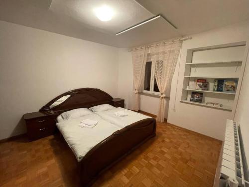 - une chambre avec un lit et 2 serviettes dans l'établissement Hiša Pod Slavnikom, à Podgorje