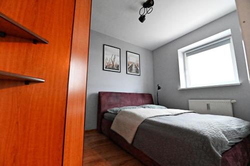 コウォブジェクにあるApartament Nordの小さなベッドルーム(ベッド1台、窓付)