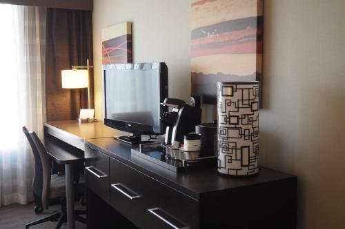 TV a/nebo společenská místnost v ubytování Holiday Inn Harrisburg I-81 Hershey Area by IHG