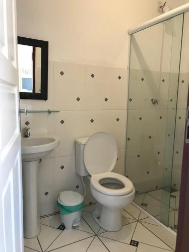 a bathroom with a toilet and a sink at Pousada Ciclo do Ouro in Paraty