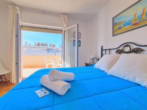 パロス岬にあるCABO DE PALOS ATICO LA GALERA parkingのビーチの景色を望むベッドルーム1室(青いベッド1台付)
