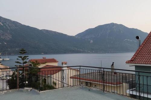 Casa con vistas al lago y a las montañas en Αυτόνομο διαμέρισμα με θέα το Ιόνιο πέλαγος, en Mitikas