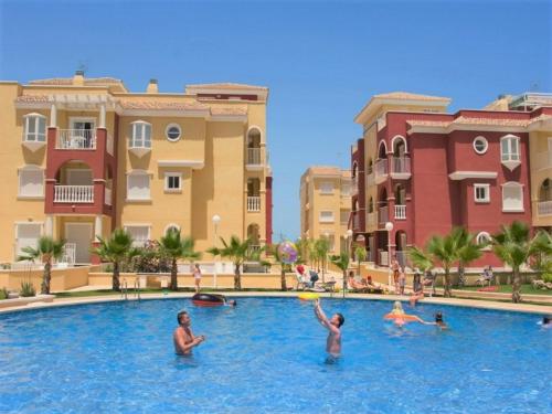 2 Bedroom Apartment with pool view في شرم الشيخ: مجموعة من الناس يلعبون في المسبح في المنتجع