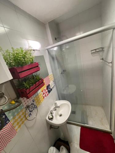 uma casa de banho com um chuveiro, um lavatório e um WC. em Loft_Copanema no Rio de Janeiro