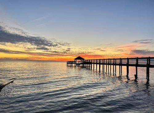 Foto da galeria de Modern Coastal Getaway in Kilmarlic Golf Club em Powells Point