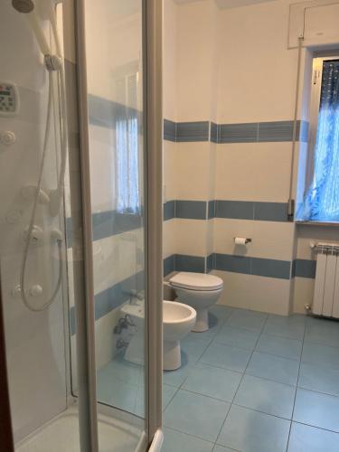 a bathroom with two toilets and a glass shower at B&B D'Amare in San Salvo
