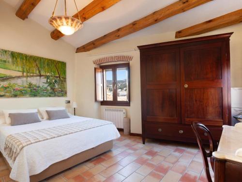 濱海托薩的住宿－NICE HOUSE in VILA VELLA TOSSA DE MAR，一间卧室设有一张大床和一个窗户。