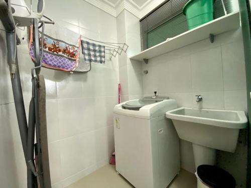 Ванная комната в Bombinhas Summer Beach 252