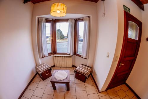pasillo con mesa, sillas y ventana en Cabaña 1 Comoda, Cálida y Confortable en Ushuaia