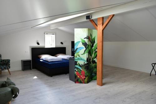 een slaapkamer met een bed en een aquarium. bij Appartement zeldenrust in Oostkapelle