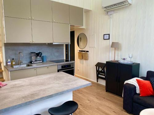 een keuken en een woonkamer met een bank en een aanrecht bij Orres Guesthouse Stenhamra, Ekerö in Stenhamra