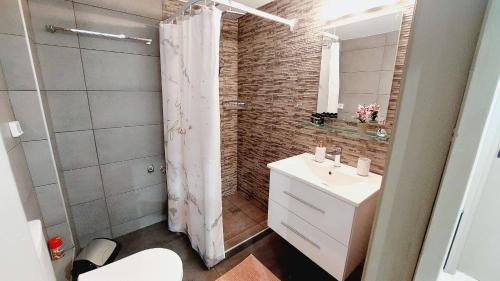 Ένα μπάνιο στο VISTA MARE beachfront apartment.