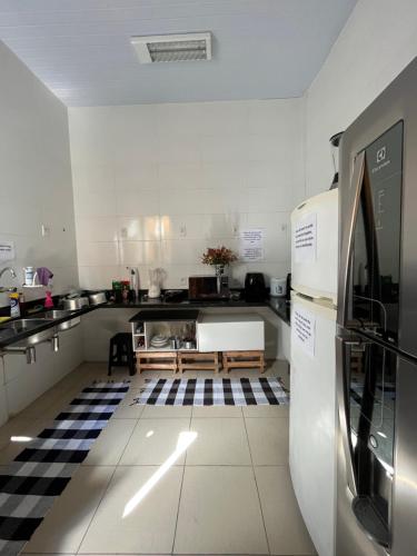cocina con suelo de baldosa blanco y negro en RIO DE JANEIRO Hostel, en Río de Janeiro