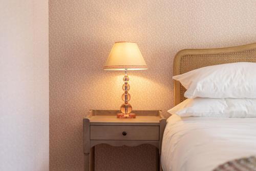 Una cama o camas en una habitación de The Five Arrows Hotel