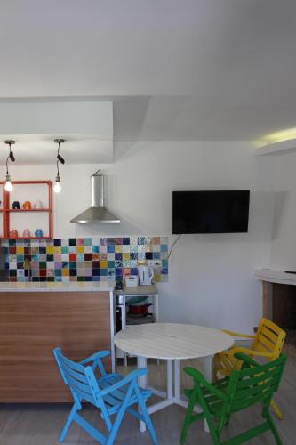 eine Küche mit einem Tisch und 4 Stühlen in der Unterkunft LE CANONICHE NEL MATESE ALBERGO DIFFUSO in San Massimo