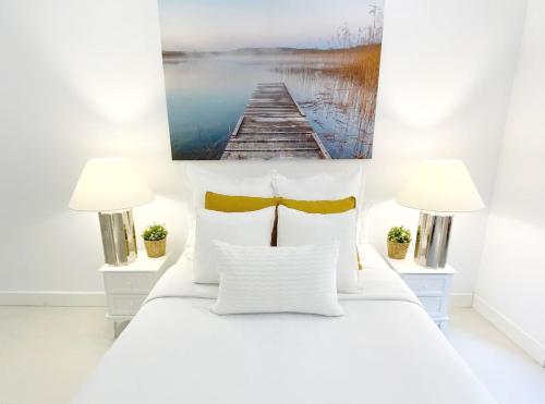 - une chambre avec un lit et une photo de la jetée dans l'établissement Apartamento de Diseño en Plaza Mayor, à Madrid