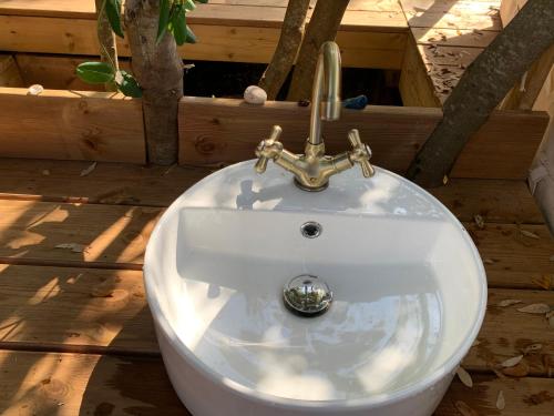a white sink with a faucet in a garden at Corsica Natura #2 in Coti-Chiavari