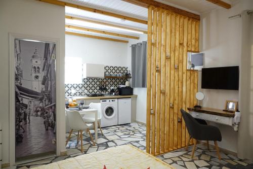 シダリにあるSunshine Apartmentsのキッチン(テーブル、洗濯機付)