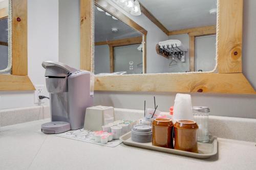 利文斯頓的住宿－Livingston Inn，厨房柜台配有带咖啡壶的盥洗盆