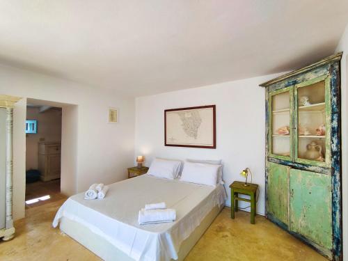 een slaapkamer met een bed en een groene kast bij Le Pajare di Marina Serra di Casa Camilla Journey in Marina Serra