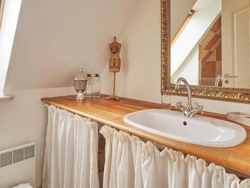 y baño con lavabo y espejo. en Holiday home Svaneke XXXVIII en Svaneke