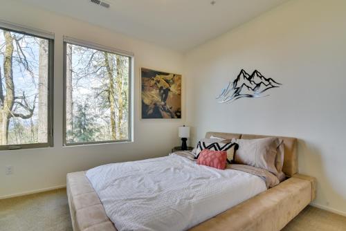 Llit o llits en una habitació de Happy Valley Home with City and Mountain Views!