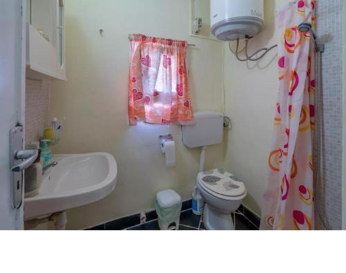 een kleine badkamer met een toilet en een wastafel bij Villino Relax in Siracusa