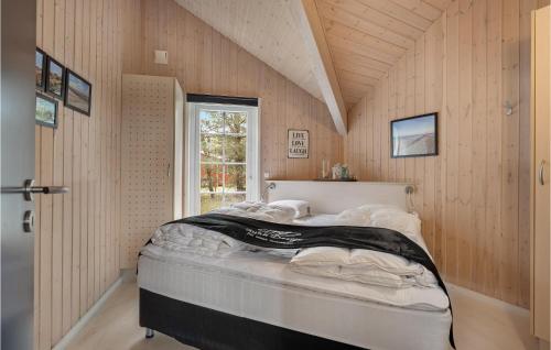 ブラーバンドにあるAmazing Home In Blvand With Sauna, Wifi And Indoor Swimming Poolの窓付きの部屋にベッド付きのベッドルーム1室があります。