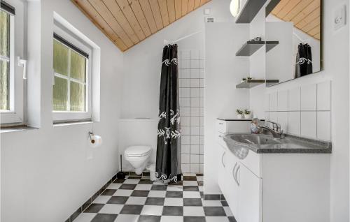 ブラーバンドにあるAmazing Home In Blvand With Sauna, Wifi And Indoor Swimming Poolの黒と白のチェックフロアのバスルーム