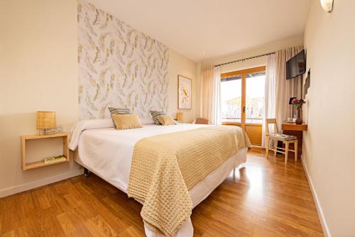 Un dormitorio con una cama grande y una ventana en Eco-Hotel Doña Mayor en Frómista