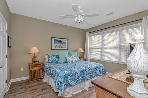 1 dormitorio con 1 cama y ventilador de techo en Barefoot In The Sun at Barefoot Resort & Golf en North Myrtle Beach