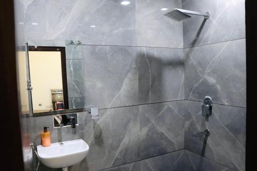 Ein Badezimmer in der Unterkunft Homestay Comforts 500m from Amritsar Airport