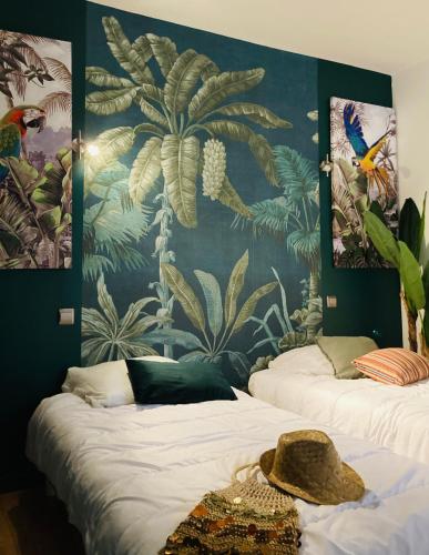 - 2 lits dans une chambre avec une fresque murale dans l'établissement L'ATHENA, à Dieppe