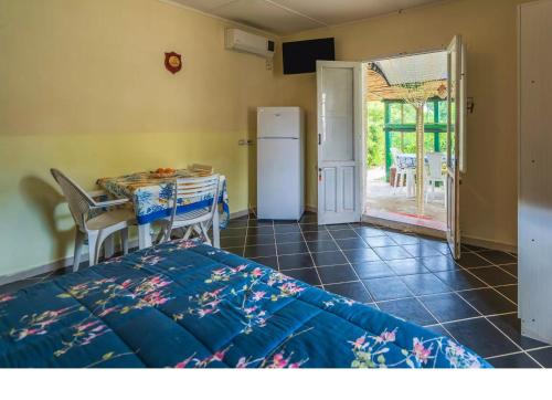 een slaapkamer met een bed en een tafel en een koelkast bij Villino Relax in Siracusa
