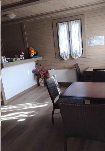 a room with a table and chairs and a window at LE CERQUE in Spoleto