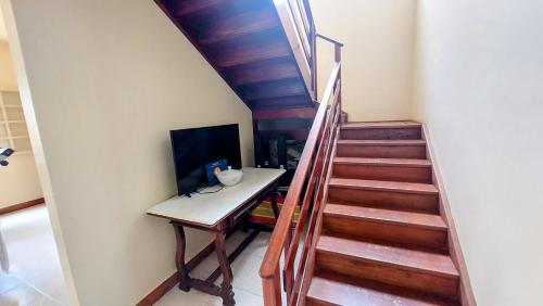 Televisyen dan/atau pusat hiburan di Village Itaúna Inn - Casas de Temporada para Famílias