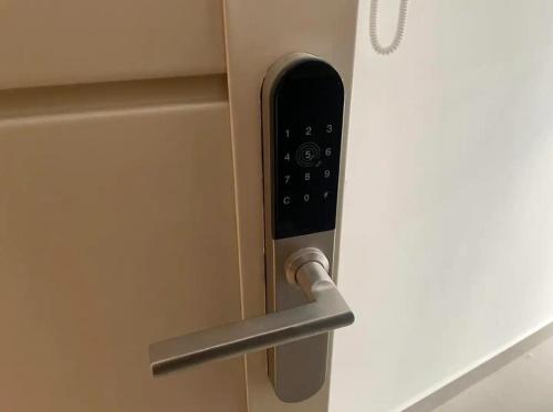 una puerta con una manija en una puerta en Paseo de la Cisterna, en Buenos Aires