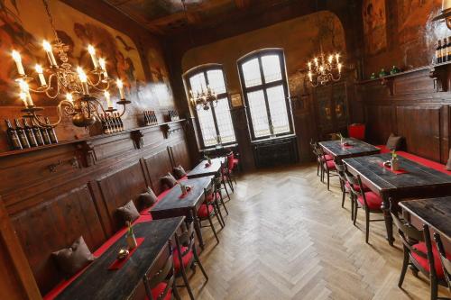 ein Zimmer mit Tischen und Stühlen in einem Restaurant in der Unterkunft Hotel zum Ritter in Fulda