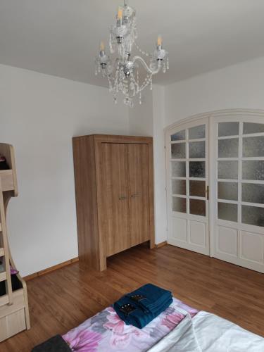 Una cama o camas en una habitación de Patyo vendégház Orosháza