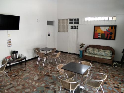 梅爾加的住宿－HOTEL MACEO MELGAR，配有桌椅和沙发的房间