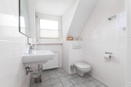 Un baño de Hotel am Ludwigsplatz