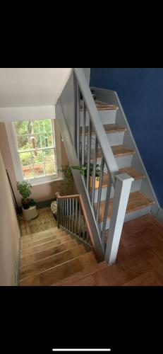 - un escalier dans une maison avec une fenêtre dans l'établissement Eastfield, à Leamington Spa