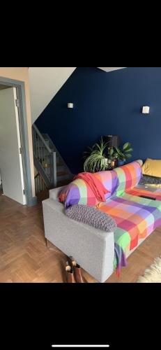 - une chambre avec un lit et une couverture colorée dans l'établissement Eastfield, à Leamington Spa