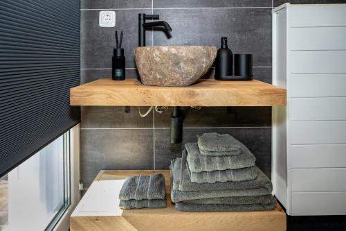 baño con lavabo y toallas en un estante en B&B Zijlsterkerk, 