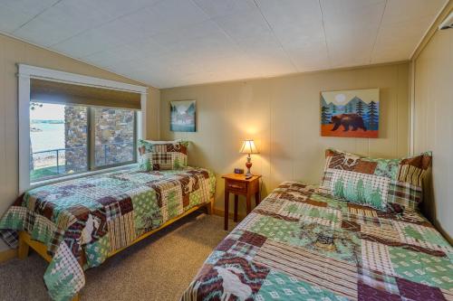 Duas camas num quarto com uma janela em Pet-Friendly Grove Vacation Rental with Boat Dock! em Grove