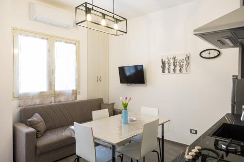 a living room with a table and a couch at Atrepassidalmare in Marina di Ragusa