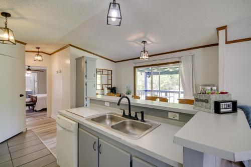 uma cozinha com um lavatório e um balcão em Rural Mississippi Vacation Rental about 12 Mi to Lake! em Prentiss